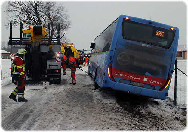 Linienbus in Graben Schneeglätte Lochham