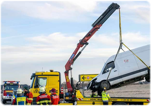 Sprinter wird auf B 318 abgeschleppt