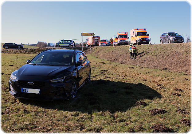 Ein Unfall-Pkw im Straßengraben, ein weiterer auf B 318