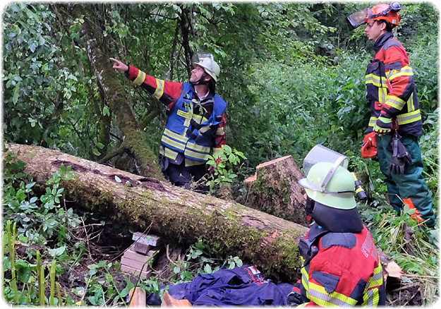 Forstübung im unwegsamen Gelände