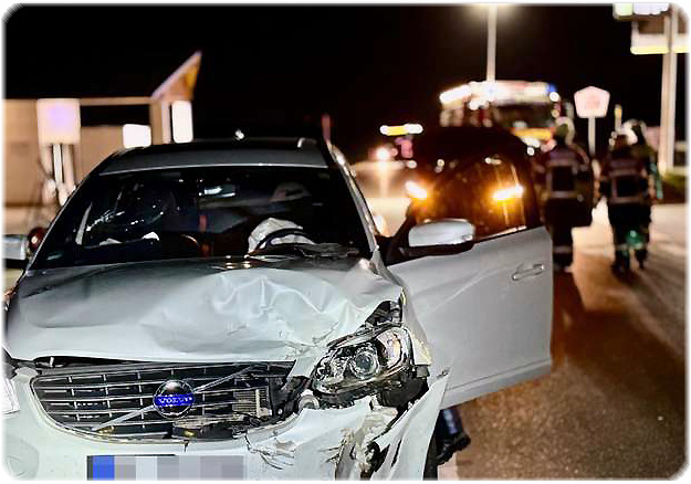 Unfallauto am Straßenrand der B 318