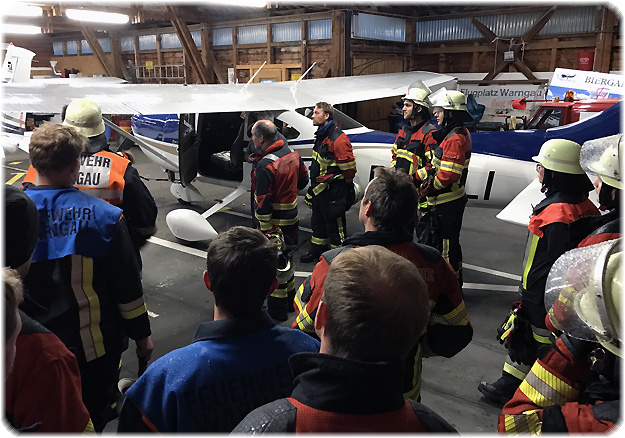 Sportflugzeuge im Hangar am Flugplatz Warngau